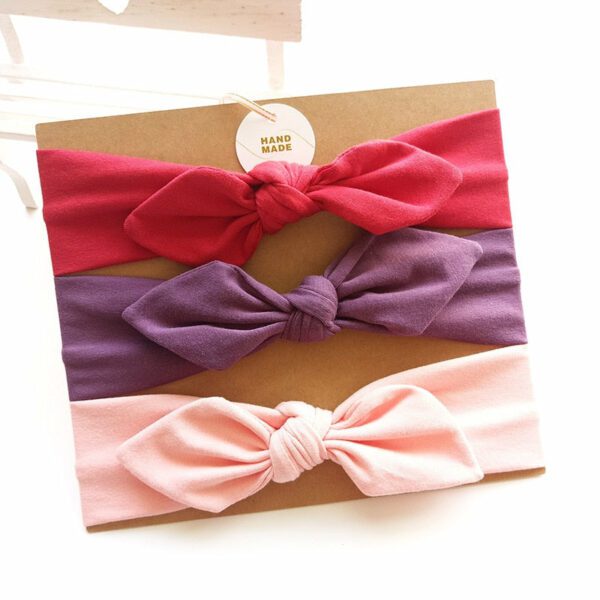 Bandeau Bébé Fille Elizabeth en lot de 3 Le Bandeau Français | Bandeau Cheveux Femme <h3>Transformez les journées de votre petite princesse avec notre lot de 3 bandeaux bébé fille. Ces charmants accessoires en coton, disponibles en rose poudre, violet et framboise, ajoutent une touche de douceur et de estilo à chaque tenue.</h3>
<span class='details'>Détails</span>
<ul> <li><strong>Type :</strong> Lot de 3 bandeaux bébé fille à nœud.</li> <li><strong>Taille :</strong><span> 35 cm de diamètre.</span></li> <li><strong>Fabrication :</strong><span> Fait main.</span></li> <li><strong>Composition :</strong> Coton.</li>
</ul>