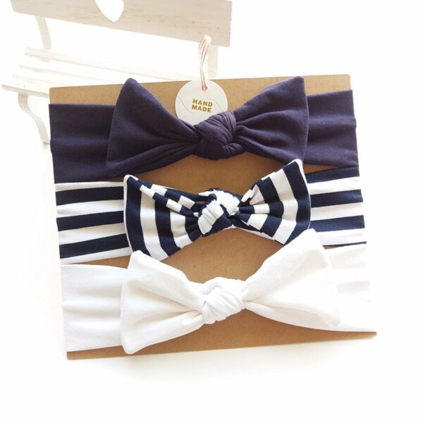 Bandeau Bébé Fille Addison en lot de 3 Le Bandeau Français | Bandeau Cheveux Femme <p>Donnez un touché marin charmant aux tenues de votre petite fille avec notre lot de 3 bandeaux bébé modèle Addison. Choisissez parmi un bandeau bleu marine, un blanc et un rayé marine, tous réalisés en coton de qualité et fabriqués à la main. Ces bandeaux noués ajoutent une touche élaborée et délicate à chaque look.</p>
<span class='details'>Détails</span>
<ul> <li><strong>Type :</strong> Lot de 3 bandeaux pour bébé fille à nœud.</li> <li><strong>Taille :</strong> 35 cm de diamètre.</li> <li><strong>Fabrication :</strong> Fait main.</li> <li><strong>Composition :</strong> Coton.</li>
</ul>