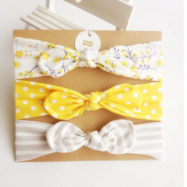 Bandeau Bébé Fille Hilary en lot de 3 Le Bandeau Français | Bandeau Cheveux Femme <h3>Transformez le look de votre petite chérie avec notre lot de 3 bandeaux bébé. Chacun des trois modèles - jaune à pois blancs, imprimé floral, ou rayures - apporte une touche charmante et festive à ses tenues printanières ou estivales.</h3>
<span class='details'>Détails</span>
<ul> <li><strong>Type :</strong> Lot de 3 bandeaux bébé fille à nœud.</li> <li><strong>Taille :</strong><span> 35 cm de diamètre.</span></li> <li><strong>Fabrication :</strong><span> Fait main.</span></li> <li><strong>Composition :</strong> Coton.</li>
</ul>