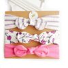 Bandeau Bébé Fille Cameron en lot de 3 Le Bandeau Français | Bandeau Cheveux Femme <p>Ce set élaboré comprend un bandeau rose clair, une version grise à motif délicat, et un bandeau à pois noir et blanc, offrant une variété de styles pour chaque occasion. Facile à porter et conçu pour un confort optimal, ces bandeaux à nœud sont faits main en coton de qualité.</p>
<span class='details'>Détails</span>
<ul> <li><strong>Type :</strong> Lot de 3 bandeaux bébé fille à nœud.</li> <li><strong>Taille :</strong><span> 35 cm de diamètre.</span></li> <li><strong>Fabrication :</strong><span> Fait main.</span></li> <li><strong>Composition :</strong> Coton.</li>
</ul>