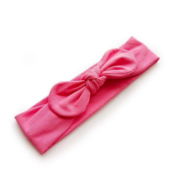 Bandeau Bébé Fille Cameron en lot de 3 Le Bandeau Français | Bandeau Cheveux Femme <p>Choisissez parmi trois charmantes variantes : un modèle uni rose, un ravissant blanc à pois mauve, et un joli imprimé floral. Ces bandeaux faits main en coton ajoutent une touche de chic et de douceur à chaque look.</p>
<span class='details'>Détails</span>
<ul> <li><strong>Type :</strong> Lot de 3 bandeaux bébé fille à nœud.</li> <li><strong>Taille :</strong><span> 35 cm de diamètre.</span></li> <li><strong>Fabrication :</strong><span> Fait main.</span></li> <li><strong>Composition :</strong> Coton.</li>
</ul>