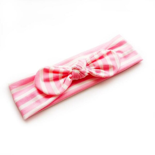 Bandeau Bébé Fille Ella en lot de 3 Le Bandeau Français | Bandeau Cheveux Femme <p>Choisissez entre un charmant bandeau licorne, une version unie chatoyante en rose fushia, et un modèle à rayures roses. Ces bandeaux noués, faits main en coton, ajoutent une touche originale et adorable à chaque outfit.</p>
<span class='details'>Détails</span>
<ul> <li><strong>Type :</strong> Lot de 3 bandeaux bébé fille à nœud.</li> <li><strong>Taille :</strong><span> 35 cm de diamètre.</span></li> <li><strong>Fabrication :</strong><span> Fait main.</span></li> <li><strong>Composition :</strong> Coton.</li>
</ul>
```