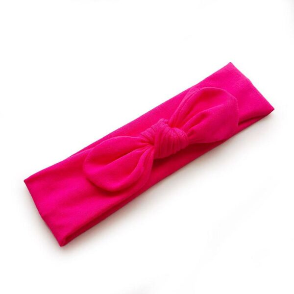 Bandeau Bébé Fille Ella en lot de 3 Le Bandeau Français | Bandeau Cheveux Femme <p>Choisissez entre un charmant bandeau licorne, une version unie chatoyante en rose fushia, et un modèle à rayures roses. Ces bandeaux noués, faits main en coton, ajoutent une touche originale et adorable à chaque outfit.</p>
<span class='details'>Détails</span>
<ul> <li><strong>Type :</strong> Lot de 3 bandeaux bébé fille à nœud.</li> <li><strong>Taille :</strong><span> 35 cm de diamètre.</span></li> <li><strong>Fabrication :</strong><span> Fait main.</span></li> <li><strong>Composition :</strong> Coton.</li>
</ul>
```