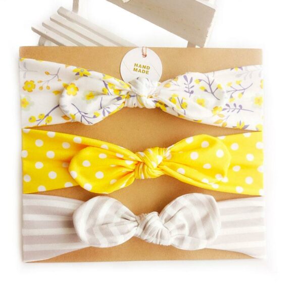 Bandeau Bébé Fille Hilary en lot de 3 Le Bandeau Français | Bandeau Cheveux Femme <h3>Transformez le look de votre petite chérie avec notre lot de 3 bandeaux bébé. Chacun des trois modèles - jaune à pois blancs, imprimé floral, ou rayures - apporte une touche charmante et festive à ses tenues printanières ou estivales.</h3>
<span class='details'>Détails</span>
<ul> <li><strong>Type :</strong> Lot de 3 bandeaux bébé fille à nœud.</li> <li><strong>Taille :</strong><span> 35 cm de diamètre.</span></li> <li><strong>Fabrication :</strong><span> Fait main.</span></li> <li><strong>Composition :</strong> Coton.</li>
</ul>