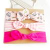 Bandeau Bébé Fille Ella en lot de 3 Le Bandeau Français | Bandeau Cheveux Femme <p>Ce set élaboré comprend un bandeau rose clair, une version grise à motif délicat, et un bandeau à pois noir et blanc, offrant une variété de styles pour chaque occasion. Facile à porter et conçu pour un confort optimal, ces bandeaux à nœud sont faits main en coton de qualité.</p>
<span class='details'>Détails</span>
<ul> <li><strong>Type :</strong> Lot de 3 bandeaux bébé fille à nœud.</li> <li><strong>Taille :</strong><span> 35 cm de diamètre.</span></li> <li><strong>Fabrication :</strong><span> Fait main.</span></li> <li><strong>Composition :</strong> Coton.</li>
</ul>