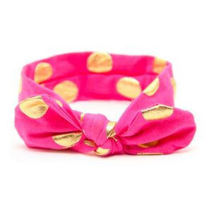 Bandeau Bébé Fille Enora Le Bandeau Français | Bandeau Cheveux Femme <p>Donnez à votre petite princesse un look adorable avec le bandeau bébé Enora. Son bel effet noué et ses pois dorés ajoutent une touche délicate à n'importe quelle tenue. Disponible en plusieurs coloris, il est parfait pour toutes les occasions.</p> <h2>Détails du bandeau bébé à noeud Enora</h2>
<ul> <li><strong>Type :</strong> Bandeau pour bébé fille à noeud.</li> <li><strong>Taille :</strong> 18 cm Longueur x 4.5 cm Largeur / Le noeud du bandeau mesure 12.5 cm de long.</li> <li><strong>Composition :</strong> Polyester.</li>
</ul>