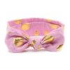 Bandeau Bébé Fille Enora Le Bandeau Français | Bandeau Cheveux Femme <p>Notre bandeau bébé Lilas est l'un des préférés de notre clientes. Avec son charmant effet noué et ses adorables pompons blancs, c'est un bandeau original pour les petites filles. Disponible en plusieurs coloris, il apporte une touche de charme à n'importe quelle tenue.</p>
<h2>Détails du bandeau bébé à noeud Lilas</h2>
<ul> <li><strong>Type :</strong> Bandeau pour bébé fille à noeud.</li> <li><strong>Taille extensible :</strong> 16 cm Longueur (soit environ 32 cm de diamètre) x 9 cm Largeur</li> <li><strong>Composition :</strong> Nylon.</li>
</ul>