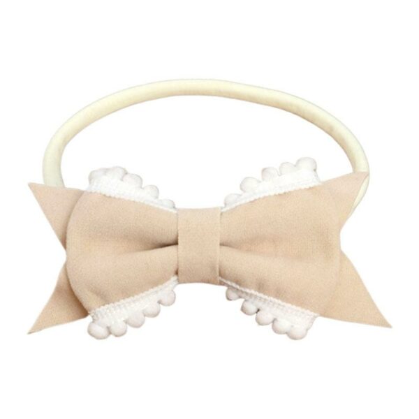 Bandeau Bébé Fille Erine Le Bandeau Français | Bandeau Cheveux Femme <p>Ce charmant bandeau bébé à nœud, disponible en 8 couleurs vibrantes, ajoute une touche de chic à toutes les occasions, qu'il s'agisse d'un jour ordinaire ou d'une fête spéciale.</p>
<h2>Détails du bandeau bébé avec noeud Erine</h2>
<ul> <li><strong>Type :</strong> Bandeau pour bébé fille à noeud.</li> <li><strong>Taille :</strong> 11 cm Longueur (soit environ 22 cm de diamètre) x 6 cm Largeur</li> <li><strong>Composition :</strong> Nylon.</li> <li><strong>Disponible en 8 couleurs :</strong> Jaune, rose poudre, violet, rouge, beige, moka, bleu ciel et noir.</li>
</ul>