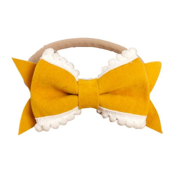 Bandeau Bébé Fille Erine Le Bandeau Français | Bandeau Cheveux Femme <p>Ce charmant bandeau bébé à nœud, disponible en 8 couleurs vibrantes, ajoute une touche de chic à toutes les occasions, qu'il s'agisse d'un jour ordinaire ou d'une fête spéciale.</p>
<h2>Détails du bandeau bébé avec noeud Erine</h2>
<ul> <li><strong>Type :</strong> Bandeau pour bébé fille à noeud.</li> <li><strong>Taille :</strong> 11 cm Longueur (soit environ 22 cm de diamètre) x 6 cm Largeur</li> <li><strong>Composition :</strong> Nylon.</li> <li><strong>Disponible en 8 couleurs :</strong> Jaune, rose poudre, violet, rouge, beige, moka, bleu ciel et noir.</li>
</ul>