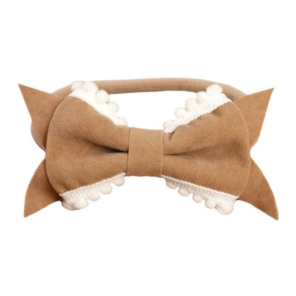 Bandeau Bébé Fille Erine Le Bandeau Français | Bandeau Cheveux Femme <p>Ce charmant bandeau bébé à nœud, disponible en 8 couleurs vibrantes, ajoute une touche de chic à toutes les occasions, qu'il s'agisse d'un jour ordinaire ou d'une fête spéciale.</p>
<h2>Détails du bandeau bébé avec noeud Erine</h2>
<ul> <li><strong>Type :</strong> Bandeau pour bébé fille à noeud.</li> <li><strong>Taille :</strong> 11 cm Longueur (soit environ 22 cm de diamètre) x 6 cm Largeur</li> <li><strong>Composition :</strong> Nylon.</li> <li><strong>Disponible en 8 couleurs :</strong> Jaune, rose poudre, violet, rouge, beige, moka, bleu ciel et noir.</li>
</ul>