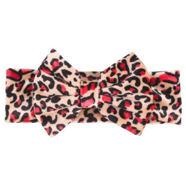 Bandeau Bébé Fille Léopard en Velours Awa Le Bandeau Français | Bandeau Cheveux Femme <h3>Transformez le look de votre petite princesse avec le bandeau bébé léopard en velours Awa. Cette pièce ultra-trende et faite main offre un style fashion garantie. Choisissez parmi 6 variantes chic et tendances.</h3>
<ul> <li>Fabrication : Fait main</li> <li>Taille : 30 cm de circonférence, bandeau en taille unique extensible</li> <li>Composition : Polyester, Spandex imitation velours</li> <li>Type : Bandeau bébé fille à noeud.</li>
</ul>