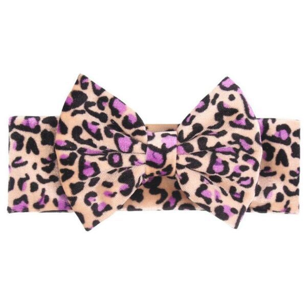 Bandeau Bébé Fille Léopard en Velours Awa Le Bandeau Français | Bandeau Cheveux Femme <h3>Transformez le look de votre petite princesse avec le bandeau bébé léopard en velours Awa. Cette pièce ultra-trende et faite main offre un style fashion garantie. Choisissez parmi 6 variantes chic et tendances.</h3>
<ul> <li>Fabrication : Fait main</li> <li>Taille : 30 cm de circonférence, bandeau en taille unique extensible</li> <li>Composition : Polyester, Spandex imitation velours</li> <li>Type : Bandeau bébé fille à noeud.</li>
</ul>