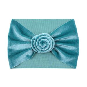 Bandeau Bébé Fille à noeud rond en velours Rokia Le Bandeau Français | Bandeau Cheveux Femme <h3>Ajoutez une touche de charme à la coiffure de votre petite princesse avec le bandeau bébé fille à noeud rond en velours.</h3>
<p>Conçu pour les bébés filles de 6 à 24 mois, ce bandeau en taille unique extensible est fait main et offre un confort supérieur grâce à son matériau en polyester et spandex imitation velours. Le nœud rond torsadé apporte une finesse élaborée, rendant ce bandeau parfait pour toutes les occasions.</p>