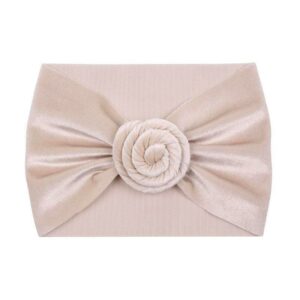 Bandeau Bébé Fille à noeud rond en velours Rokia Le Bandeau Français | Bandeau Cheveux Femme <h3>Ajoutez une touche de charme à la coiffure de votre petite princesse avec le bandeau bébé fille à noeud rond en velours.</h3>
<p>Conçu pour les bébés filles de 6 à 24 mois, ce bandeau en taille unique extensible est fait main et offre un confort supérieur grâce à son matériau en polyester et spandex imitation velours. Le nœud rond torsadé apporte une finesse élaborée, rendant ce bandeau parfait pour toutes les occasions.</p>