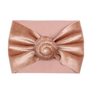 Bandeau Bébé Fille à noeud rond en velours Rokia Le Bandeau Français | Bandeau Cheveux Femme <h3>Ajoutez une touche de charme à la coiffure de votre petite princesse avec le bandeau bébé fille à noeud rond en velours.</h3>
<p>Conçu pour les bébés filles de 6 à 24 mois, ce bandeau en taille unique extensible est fait main et offre un confort supérieur grâce à son matériau en polyester et spandex imitation velours. Le nœud rond torsadé apporte une finesse élaborée, rendant ce bandeau parfait pour toutes les occasions.</p>