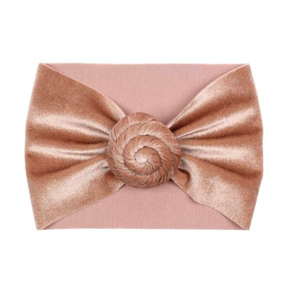 Bandeau Bébé Fille à noeud rond en velours Rokia Le Bandeau Français | Bandeau Cheveux Femme <h3>Ajoutez une touche de charme à la coiffure de votre petite princesse avec le bandeau bébé fille à noeud rond en velours.</h3>
<p>Conçu pour les bébés filles de 6 à 24 mois, ce bandeau en taille unique extensible est fait main et offre un confort supérieur grâce à son matériau en polyester et spandex imitation velours. Le nœud rond torsadé apporte une finesse élaborée, rendant ce bandeau parfait pour toutes les occasions.</p>