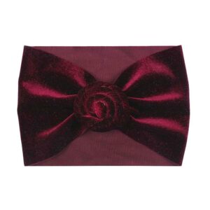 Bandeau Bébé Fille à noeud rond en velours Rokia Le Bandeau Français | Bandeau Cheveux Femme <h3>Ajoutez une touche de charme à la coiffure de votre petite princesse avec le bandeau bébé fille à noeud rond en velours.</h3>
<p>Conçu pour les bébés filles de 6 à 24 mois, ce bandeau en taille unique extensible est fait main et offre un confort supérieur grâce à son matériau en polyester et spandex imitation velours. Le nœud rond torsadé apporte une finesse élaborée, rendant ce bandeau parfait pour toutes les occasions.</p>