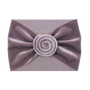 Bandeau Bébé Fille à noeud rond en velours Rokia Le Bandeau Français | Bandeau Cheveux Femme <h3>Ajoutez une touche de charme à la coiffure de votre petite princesse avec le bandeau bébé fille à noeud rond en velours.</h3>
<p>Conçu pour les bébés filles de 6 à 24 mois, ce bandeau en taille unique extensible est fait main et offre un confort supérieur grâce à son matériau en polyester et spandex imitation velours. Le nœud rond torsadé apporte une finesse élaborée, rendant ce bandeau parfait pour toutes les occasions.</p>