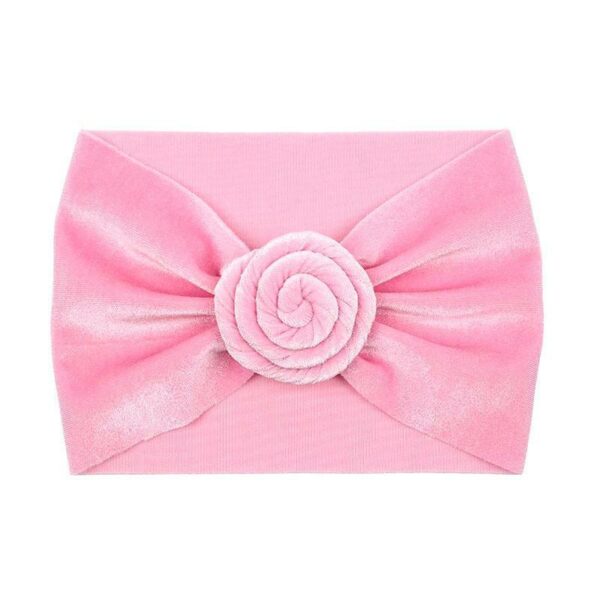 Bandeau Bébé Fille à noeud rond en velours Rokia Le Bandeau Français | Bandeau Cheveux Femme <h3>Ajoutez une touche de charme à la coiffure de votre petite princesse avec le bandeau bébé fille à noeud rond en velours.</h3>
<p>Conçu pour les bébés filles de 6 à 24 mois, ce bandeau en taille unique extensible est fait main et offre un confort supérieur grâce à son matériau en polyester et spandex imitation velours. Le nœud rond torsadé apporte une finesse élaborée, rendant ce bandeau parfait pour toutes les occasions.</p>