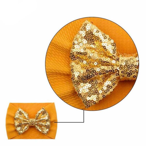 Bandeau Bébé Fille avec noeud en sequins Sirine Le Bandeau Français | Bandeau Cheveux Femme <h3>Transformez les moments précieux de votre petite princesse avec le bandeau bébé fille Sirine et son nœud en sequins.</h3>
<p>Conçu pour offrir confort et douceur, ce bandeau en coton gaufré est parfait pour les occasions spéciales et les fêtes de fin d’année.</p>
<ul> <li>Fabrication : Fait main</li> <li>Taille : Bébé de 6 à 24 mois, bandeau en taille unique extensible</li> <li>Dimension : Bandeau 38 cm de circonférence, noeud 12 cm de longueur</li> <li>Composition : Coton, polyester, acrylic, spandex.</li> <li>Type : Bandeau bébé fille à noeud.</li>
</ul>