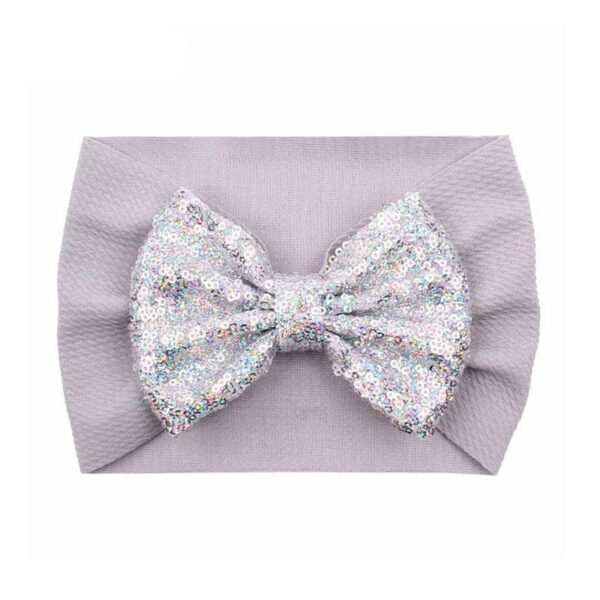 Bandeau Bébé Fille avec noeud en sequins Sirine Le Bandeau Français | Bandeau Cheveux Femme <h3>Transformez les moments précieux de votre petite princesse avec le bandeau bébé fille Sirine et son nœud en sequins.</h3>
<p>Conçu pour offrir confort et douceur, ce bandeau en coton gaufré est parfait pour les occasions spéciales et les fêtes de fin d’année.</p>
<ul> <li>Fabrication : Fait main</li> <li>Taille : Bébé de 6 à 24 mois, bandeau en taille unique extensible</li> <li>Dimension : Bandeau 38 cm de circonférence, noeud 12 cm de longueur</li> <li>Composition : Coton, polyester, acrylic, spandex.</li> <li>Type : Bandeau bébé fille à noeud.</li>
</ul>