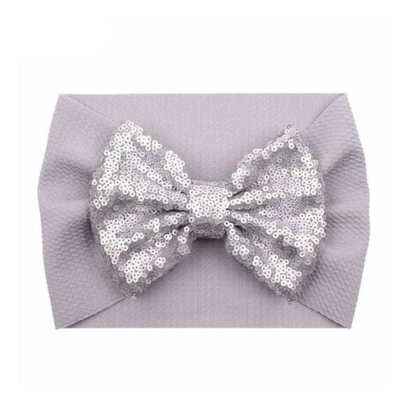 Bandeau Bébé Fille avec noeud en sequins Sirine Le Bandeau Français | Bandeau Cheveux Femme <h3>Transformez les moments précieux de votre petite princesse avec le bandeau bébé fille Sirine et son nœud en sequins.</h3>
<p>Conçu pour offrir confort et douceur, ce bandeau en coton gaufré est parfait pour les occasions spéciales et les fêtes de fin d’année.</p>
<ul> <li>Fabrication : Fait main</li> <li>Taille : Bébé de 6 à 24 mois, bandeau en taille unique extensible</li> <li>Dimension : Bandeau 38 cm de circonférence, noeud 12 cm de longueur</li> <li>Composition : Coton, polyester, acrylic, spandex.</li> <li>Type : Bandeau bébé fille à noeud.</li>
</ul>