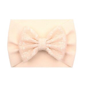 Bandeau Bébé Fille avec noeud en sequins Sirine Le Bandeau Français | Bandeau Cheveux Femme <h3>Transformez les moments précieux de votre petite princesse avec le bandeau bébé fille Sirine et son nœud en sequins.</h3>
<p>Conçu pour offrir confort et douceur, ce bandeau en coton gaufré est parfait pour les occasions spéciales et les fêtes de fin d’année.</p>
<ul> <li>Fabrication : Fait main</li> <li>Taille : Bébé de 6 à 24 mois, bandeau en taille unique extensible</li> <li>Dimension : Bandeau 38 cm de circonférence, noeud 12 cm de longueur</li> <li>Composition : Coton, polyester, acrylic, spandex.</li> <li>Type : Bandeau bébé fille à noeud.</li>
</ul>