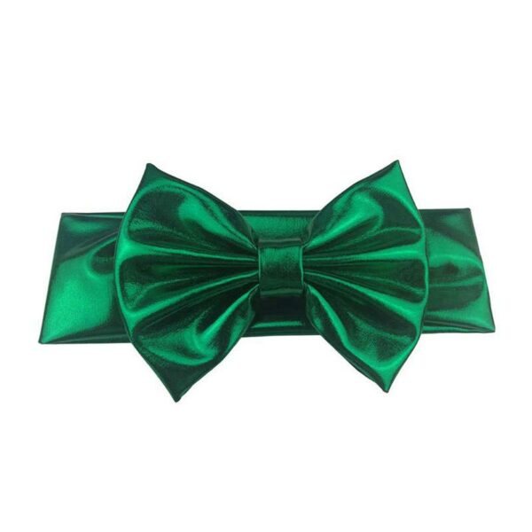 Bandeau bébé fille lamé avec noeud Georgia Le Bandeau Français | Bandeau Cheveux Femme <h3>Transformez la tenue de votre petite princesse avec le bandeau bébé fille lamé à noeud Georgia. Ces reflets métallisés ajoutent une touche pétillante et chatoyante, rendant chaque outfit instantanément magnifique.</h3>
<ul> <li>Fabrication : Fait main</li> <li>Taille : Bébé de 6 à 24 mois, bandeau en taille unique extensible</li> <li>Dimensions : 38 cm de circonférence, noeud environ 11 cm de longueur</li> <li>Composition : Polyester, spandex, microfibre</li> <li>Type : Bandeau bébé fille à noeud.</li>
</ul>