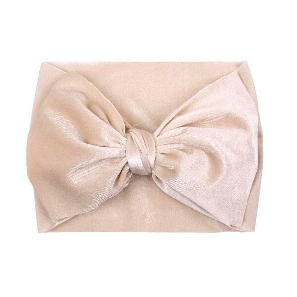 Bandeau bébé fille à noeud en velours Valentina Le Bandeau Français | Bandeau Cheveux Femme <h3>Transformez la tête de votre petite fille en un véritable joyau avec notre bandeau bébé fille à noeud en velours Valentina.</h3>
<p>Imaginez votre enfant avec un look charmant et délicat, grâce à ce bandeau en velours noué, conçu pour ajouter une touche de tendresse et de style à chaque occasion. Fabriqué à la main avec soin, ce bandeau en polyester imitation velours offre une circonférence de 30 cm et une taille unique extensible, garantissant un ajustement parfait pour votre petite princesse.</p>