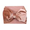 Bandeau bébé fille à noeud en velours Valentina Le Bandeau Français | Bandeau Cheveux Femme <h3>Transformer la tenue de votre petite chérie avec ce bandeau bébé pour fille, caractérisé par son noeud majestueux et raffiné. Avec 24 coloris à choisir, vous trouverez le parfait accompagnement pour chaque occasion spéciale : fête, cérémonie, mariage, baptême ou séance photos.</h3>
<h2>Détails du bandeau bébé à gros noeud Taylor</h2>
<ul> <li><strong>Type :</strong> Bandeau pour bébé fille à noeud.</li> <li><strong>Taille :</strong> 30 cm de diamètre / Le noeud du bandeau mesure environ 13 cm de long.</li> <li><strong>Composition :</strong> Coton, spandex, polyester.</li> <li><strong>Fabrication :</strong> Fait main.</li> <li><strong>Disponible en 24 couleurs.</strong></li>
</ul>