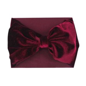 Bandeau bébé fille à noeud en velours Valentina Le Bandeau Français | Bandeau Cheveux Femme <h3>Transformez la tête de votre petite fille en un véritable joyau avec notre bandeau bébé fille à noeud en velours Valentina.</h3>
<p>Imaginez votre enfant avec un look charmant et délicat, grâce à ce bandeau en velours noué, conçu pour ajouter une touche de tendresse et de style à chaque occasion. Fabriqué à la main avec soin, ce bandeau en polyester imitation velours offre une circonférence de 30 cm et une taille unique extensible, garantissant un ajustement parfait pour votre petite princesse.</p>