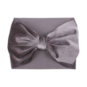 Bandeau bébé fille à noeud en velours Valentina Le Bandeau Français | Bandeau Cheveux Femme <h3>Transformez la tête de votre petite fille en un véritable joyau avec notre bandeau bébé fille à noeud en velours Valentina.</h3>
<p>Imaginez votre enfant avec un look charmant et délicat, grâce à ce bandeau en velours noué, conçu pour ajouter une touche de tendresse et de style à chaque occasion. Fabriqué à la main avec soin, ce bandeau en polyester imitation velours offre une circonférence de 30 cm et une taille unique extensible, garantissant un ajustement parfait pour votre petite princesse.</p>