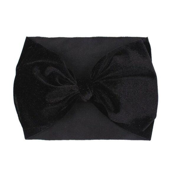 Bandeau bébé fille à noeud en velours Valentina Le Bandeau Français | Bandeau Cheveux Femme <h3>Transformez la tête de votre petite fille en un véritable joyau avec notre bandeau bébé fille à noeud en velours Valentina.</h3>
<p>Imaginez votre enfant avec un look charmant et délicat, grâce à ce bandeau en velours noué, conçu pour ajouter une touche de tendresse et de style à chaque occasion. Fabriqué à la main avec soin, ce bandeau en polyester imitation velours offre une circonférence de 30 cm et une taille unique extensible, garantissant un ajustement parfait pour votre petite princesse.</p>