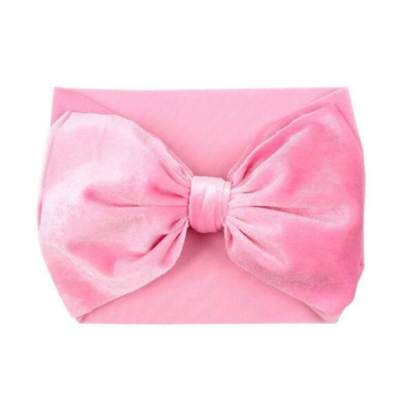 Bandeau bébé fille à noeud en velours Valentina Le Bandeau Français | Bandeau Cheveux Femme <h3>Transformez la tête de votre petite fille en un véritable joyau avec notre bandeau bébé fille à noeud en velours Valentina.</h3>
<p>Imaginez votre enfant avec un look charmant et délicat, grâce à ce bandeau en velours noué, conçu pour ajouter une touche de tendresse et de style à chaque occasion. Fabriqué à la main avec soin, ce bandeau en polyester imitation velours offre une circonférence de 30 cm et une taille unique extensible, garantissant un ajustement parfait pour votre petite princesse.</p>