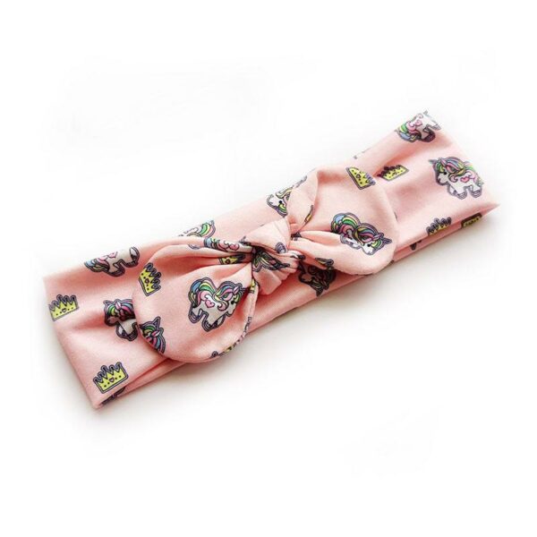 Bandeau Bébé Fille Ella en lot de 3 Le Bandeau Français | Bandeau Cheveux Femme <p>Choisissez entre un charmant bandeau licorne, une version unie chatoyante en rose fushia, et un modèle à rayures roses. Ces bandeaux noués, faits main en coton, ajoutent une touche originale et adorable à chaque outfit.</p>
<span class='details'>Détails</span>
<ul> <li><strong>Type :</strong> Lot de 3 bandeaux bébé fille à nœud.</li> <li><strong>Taille :</strong><span> 35 cm de diamètre.</span></li> <li><strong>Fabrication :</strong><span> Fait main.</span></li> <li><strong>Composition :</strong> Coton.</li>
</ul>
```