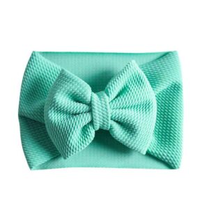 Bandeau Bébé Fille Taylor Le Bandeau Français | Bandeau Cheveux Femme <h3>Transformer la tenue de votre petite chérie avec ce bandeau bébé pour fille, caractérisé par son noeud majestueux et raffiné. Avec 24 coloris à choisir, vous trouverez le parfait accompagnement pour chaque occasion spéciale : fête, cérémonie, mariage, baptême ou séance photos.</h3>
<h2>Détails du bandeau bébé à gros noeud Taylor</h2>
<ul> <li><strong>Type :</strong> Bandeau pour bébé fille à noeud.</li> <li><strong>Taille :</strong> 30 cm de diamètre / Le noeud du bandeau mesure environ 13 cm de long.</li> <li><strong>Composition :</strong> Coton, spandex, polyester.</li> <li><strong>Fabrication :</strong> Fait main.</li> <li><strong>Disponible en 24 couleurs.</strong></li>
</ul>