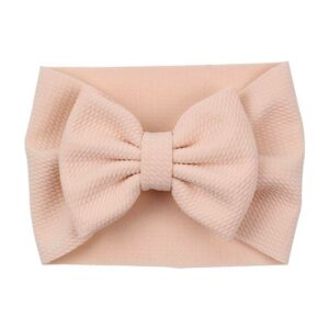 Bandeau Bébé Fille Taylor Le Bandeau Français | Bandeau Cheveux Femme <h3>Transformer la tenue de votre petite chérie avec ce bandeau bébé pour fille, caractérisé par son noeud majestueux et raffiné. Avec 24 coloris à choisir, vous trouverez le parfait accompagnement pour chaque occasion spéciale : fête, cérémonie, mariage, baptême ou séance photos.</h3>
<h2>Détails du bandeau bébé à gros noeud Taylor</h2>
<ul> <li><strong>Type :</strong> Bandeau pour bébé fille à noeud.</li> <li><strong>Taille :</strong> 30 cm de diamètre / Le noeud du bandeau mesure environ 13 cm de long.</li> <li><strong>Composition :</strong> Coton, spandex, polyester.</li> <li><strong>Fabrication :</strong> Fait main.</li> <li><strong>Disponible en 24 couleurs.</strong></li>
</ul>