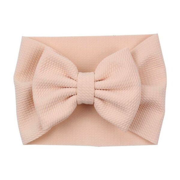 Bandeau Bébé Fille Taylor Le Bandeau Français | Bandeau Cheveux Femme <h3>Transformer la tenue de votre petite chérie avec ce bandeau bébé pour fille, caractérisé par son noeud majestueux et raffiné. Avec 24 coloris à choisir, vous trouverez le parfait accompagnement pour chaque occasion spéciale : fête, cérémonie, mariage, baptême ou séance photos.</h3>
<h2>Détails du bandeau bébé à gros noeud Taylor</h2>
<ul> <li><strong>Type :</strong> Bandeau pour bébé fille à noeud.</li> <li><strong>Taille :</strong> 30 cm de diamètre / Le noeud du bandeau mesure environ 13 cm de long.</li> <li><strong>Composition :</strong> Coton, spandex, polyester.</li> <li><strong>Fabrication :</strong> Fait main.</li> <li><strong>Disponible en 24 couleurs.</strong></li>
</ul>