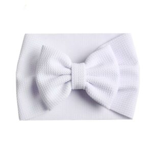 Bandeau Bébé Fille Taylor Le Bandeau Français | Bandeau Cheveux Femme <h3>Transformer la tenue de votre petite chérie avec ce bandeau bébé pour fille, caractérisé par son noeud majestueux et raffiné. Avec 24 coloris à choisir, vous trouverez le parfait accompagnement pour chaque occasion spéciale : fête, cérémonie, mariage, baptême ou séance photos.</h3>
<h2>Détails du bandeau bébé à gros noeud Taylor</h2>
<ul> <li><strong>Type :</strong> Bandeau pour bébé fille à noeud.</li> <li><strong>Taille :</strong> 30 cm de diamètre / Le noeud du bandeau mesure environ 13 cm de long.</li> <li><strong>Composition :</strong> Coton, spandex, polyester.</li> <li><strong>Fabrication :</strong> Fait main.</li> <li><strong>Disponible en 24 couleurs.</strong></li>
</ul>