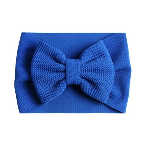 Bandeau Bébé Fille Taylor Le Bandeau Français | Bandeau Cheveux Femme <h3>Transformer la tenue de votre petite chérie avec ce bandeau bébé pour fille, caractérisé par son noeud majestueux et raffiné. Avec 24 coloris à choisir, vous trouverez le parfait accompagnement pour chaque occasion spéciale : fête, cérémonie, mariage, baptême ou séance photos.</h3>
<h2>Détails du bandeau bébé à gros noeud Taylor</h2>
<ul> <li><strong>Type :</strong> Bandeau pour bébé fille à noeud.</li> <li><strong>Taille :</strong> 30 cm de diamètre / Le noeud du bandeau mesure environ 13 cm de long.</li> <li><strong>Composition :</strong> Coton, spandex, polyester.</li> <li><strong>Fabrication :</strong> Fait main.</li> <li><strong>Disponible en 24 couleurs.</strong></li>
</ul>