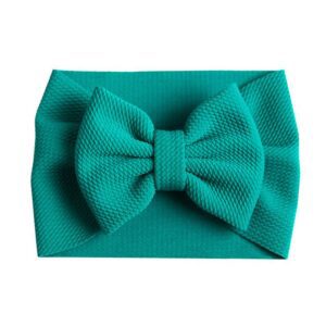 Bandeau Bébé Fille Taylor Le Bandeau Français | Bandeau Cheveux Femme <h3>Transformer la tenue de votre petite chérie avec ce bandeau bébé pour fille, caractérisé par son noeud majestueux et raffiné. Avec 24 coloris à choisir, vous trouverez le parfait accompagnement pour chaque occasion spéciale : fête, cérémonie, mariage, baptême ou séance photos.</h3>
<h2>Détails du bandeau bébé à gros noeud Taylor</h2>
<ul> <li><strong>Type :</strong> Bandeau pour bébé fille à noeud.</li> <li><strong>Taille :</strong> 30 cm de diamètre / Le noeud du bandeau mesure environ 13 cm de long.</li> <li><strong>Composition :</strong> Coton, spandex, polyester.</li> <li><strong>Fabrication :</strong> Fait main.</li> <li><strong>Disponible en 24 couleurs.</strong></li>
</ul>