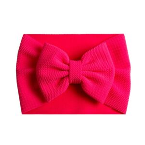 Bandeau Bébé Fille Taylor Le Bandeau Français | Bandeau Cheveux Femme <h3>Transformer la tenue de votre petite chérie avec ce bandeau bébé pour fille, caractérisé par son noeud majestueux et raffiné. Avec 24 coloris à choisir, vous trouverez le parfait accompagnement pour chaque occasion spéciale : fête, cérémonie, mariage, baptême ou séance photos.</h3>
<h2>Détails du bandeau bébé à gros noeud Taylor</h2>
<ul> <li><strong>Type :</strong> Bandeau pour bébé fille à noeud.</li> <li><strong>Taille :</strong> 30 cm de diamètre / Le noeud du bandeau mesure environ 13 cm de long.</li> <li><strong>Composition :</strong> Coton, spandex, polyester.</li> <li><strong>Fabrication :</strong> Fait main.</li> <li><strong>Disponible en 24 couleurs.</strong></li>
</ul>