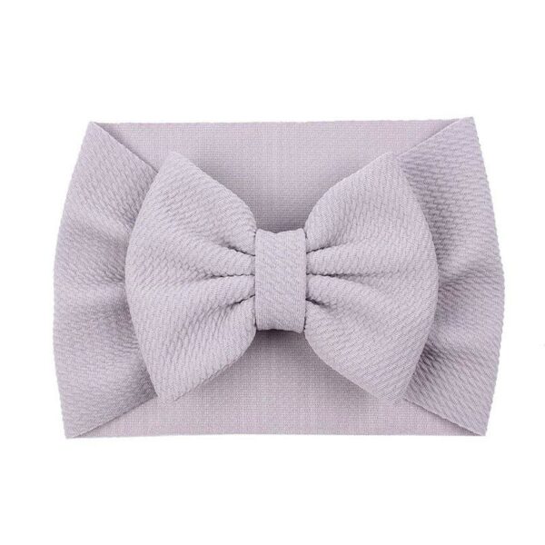 Bandeau Bébé Fille Taylor Le Bandeau Français | Bandeau Cheveux Femme <h3>Transformer la tenue de votre petite chérie avec ce bandeau bébé pour fille, caractérisé par son noeud majestueux et raffiné. Avec 24 coloris à choisir, vous trouverez le parfait accompagnement pour chaque occasion spéciale : fête, cérémonie, mariage, baptême ou séance photos.</h3>
<h2>Détails du bandeau bébé à gros noeud Taylor</h2>
<ul> <li><strong>Type :</strong> Bandeau pour bébé fille à noeud.</li> <li><strong>Taille :</strong> 30 cm de diamètre / Le noeud du bandeau mesure environ 13 cm de long.</li> <li><strong>Composition :</strong> Coton, spandex, polyester.</li> <li><strong>Fabrication :</strong> Fait main.</li> <li><strong>Disponible en 24 couleurs.</strong></li>
</ul>