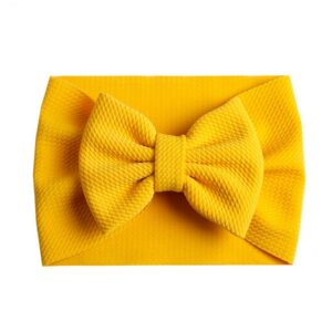 Bandeau Bébé Fille Taylor Le Bandeau Français | Bandeau Cheveux Femme <h3>Transformer la tenue de votre petite chérie avec ce bandeau bébé pour fille, caractérisé par son noeud majestueux et raffiné. Avec 24 coloris à choisir, vous trouverez le parfait accompagnement pour chaque occasion spéciale : fête, cérémonie, mariage, baptême ou séance photos.</h3>
<h2>Détails du bandeau bébé à gros noeud Taylor</h2>
<ul> <li><strong>Type :</strong> Bandeau pour bébé fille à noeud.</li> <li><strong>Taille :</strong> 30 cm de diamètre / Le noeud du bandeau mesure environ 13 cm de long.</li> <li><strong>Composition :</strong> Coton, spandex, polyester.</li> <li><strong>Fabrication :</strong> Fait main.</li> <li><strong>Disponible en 24 couleurs.</strong></li>
</ul>