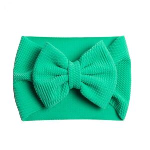 Bandeau Bébé Fille Taylor Le Bandeau Français | Bandeau Cheveux Femme <h3>Transformer la tenue de votre petite chérie avec ce bandeau bébé pour fille, caractérisé par son noeud majestueux et raffiné. Avec 24 coloris à choisir, vous trouverez le parfait accompagnement pour chaque occasion spéciale : fête, cérémonie, mariage, baptême ou séance photos.</h3>
<h2>Détails du bandeau bébé à gros noeud Taylor</h2>
<ul> <li><strong>Type :</strong> Bandeau pour bébé fille à noeud.</li> <li><strong>Taille :</strong> 30 cm de diamètre / Le noeud du bandeau mesure environ 13 cm de long.</li> <li><strong>Composition :</strong> Coton, spandex, polyester.</li> <li><strong>Fabrication :</strong> Fait main.</li> <li><strong>Disponible en 24 couleurs.</strong></li>
</ul>