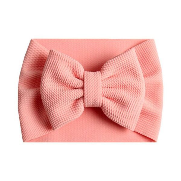 Bandeau Bébé Fille Taylor Le Bandeau Français | Bandeau Cheveux Femme <h3>Transformer la tenue de votre petite chérie avec ce bandeau bébé pour fille, caractérisé par son noeud majestueux et raffiné. Avec 24 coloris à choisir, vous trouverez le parfait accompagnement pour chaque occasion spéciale : fête, cérémonie, mariage, baptême ou séance photos.</h3>
<h2>Détails du bandeau bébé à gros noeud Taylor</h2>
<ul> <li><strong>Type :</strong> Bandeau pour bébé fille à noeud.</li> <li><strong>Taille :</strong> 30 cm de diamètre / Le noeud du bandeau mesure environ 13 cm de long.</li> <li><strong>Composition :</strong> Coton, spandex, polyester.</li> <li><strong>Fabrication :</strong> Fait main.</li> <li><strong>Disponible en 24 couleurs.</strong></li>
</ul>