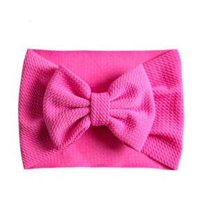 Bandeau Bébé Fille Taylor Le Bandeau Français | Bandeau Cheveux Femme <h3>Transformer la tenue de votre petite chérie avec ce bandeau bébé pour fille, caractérisé par son noeud majestueux et raffiné. Avec 24 coloris à choisir, vous trouverez le parfait accompagnement pour chaque occasion spéciale : fête, cérémonie, mariage, baptême ou séance photos.</h3>
<h2>Détails du bandeau bébé à gros noeud Taylor</h2>
<ul> <li><strong>Type :</strong> Bandeau pour bébé fille à noeud.</li> <li><strong>Taille :</strong> 30 cm de diamètre / Le noeud du bandeau mesure environ 13 cm de long.</li> <li><strong>Composition :</strong> Coton, spandex, polyester.</li> <li><strong>Fabrication :</strong> Fait main.</li> <li><strong>Disponible en 24 couleurs.</strong></li>
</ul>