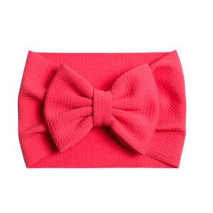 Bandeau Bébé Fille Taylor Le Bandeau Français | Bandeau Cheveux Femme <h3>Transformer la tenue de votre petite chérie avec ce bandeau bébé pour fille, caractérisé par son noeud majestueux et raffiné. Avec 24 coloris à choisir, vous trouverez le parfait accompagnement pour chaque occasion spéciale : fête, cérémonie, mariage, baptême ou séance photos.</h3>
<h2>Détails du bandeau bébé à gros noeud Taylor</h2>
<ul> <li><strong>Type :</strong> Bandeau pour bébé fille à noeud.</li> <li><strong>Taille :</strong> 30 cm de diamètre / Le noeud du bandeau mesure environ 13 cm de long.</li> <li><strong>Composition :</strong> Coton, spandex, polyester.</li> <li><strong>Fabrication :</strong> Fait main.</li> <li><strong>Disponible en 24 couleurs.</strong></li>
</ul>