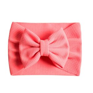 Bandeau Bébé Fille Taylor Le Bandeau Français | Bandeau Cheveux Femme <h3>Transformer la tenue de votre petite chérie avec ce bandeau bébé pour fille, caractérisé par son noeud majestueux et raffiné. Avec 24 coloris à choisir, vous trouverez le parfait accompagnement pour chaque occasion spéciale : fête, cérémonie, mariage, baptême ou séance photos.</h3>
<h2>Détails du bandeau bébé à gros noeud Taylor</h2>
<ul> <li><strong>Type :</strong> Bandeau pour bébé fille à noeud.</li> <li><strong>Taille :</strong> 30 cm de diamètre / Le noeud du bandeau mesure environ 13 cm de long.</li> <li><strong>Composition :</strong> Coton, spandex, polyester.</li> <li><strong>Fabrication :</strong> Fait main.</li> <li><strong>Disponible en 24 couleurs.</strong></li>
</ul>