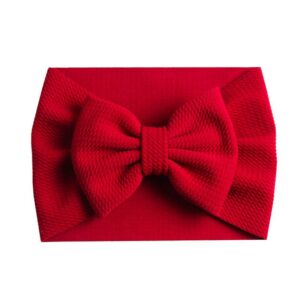 Bandeau Bébé Fille Taylor Le Bandeau Français | Bandeau Cheveux Femme <h3>Transformer la tenue de votre petite chérie avec ce bandeau bébé pour fille, caractérisé par son noeud majestueux et raffiné. Avec 24 coloris à choisir, vous trouverez le parfait accompagnement pour chaque occasion spéciale : fête, cérémonie, mariage, baptême ou séance photos.</h3>
<h2>Détails du bandeau bébé à gros noeud Taylor</h2>
<ul> <li><strong>Type :</strong> Bandeau pour bébé fille à noeud.</li> <li><strong>Taille :</strong> 30 cm de diamètre / Le noeud du bandeau mesure environ 13 cm de long.</li> <li><strong>Composition :</strong> Coton, spandex, polyester.</li> <li><strong>Fabrication :</strong> Fait main.</li> <li><strong>Disponible en 24 couleurs.</strong></li>
</ul>